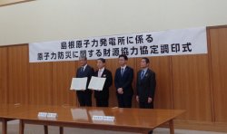 調印式記念撮影